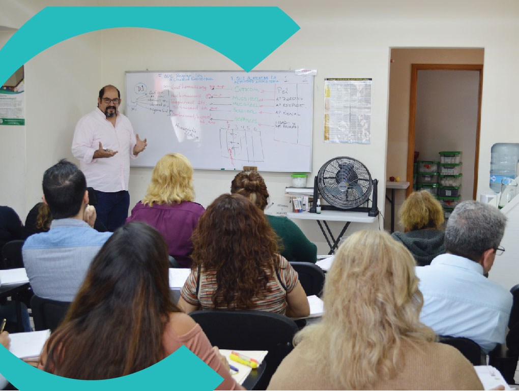 Doctor Impartiendo Cursos