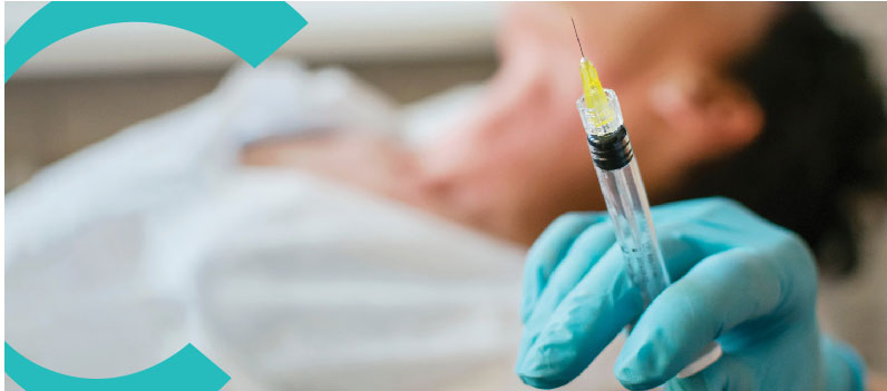 Doctora inyectando mesoterapia